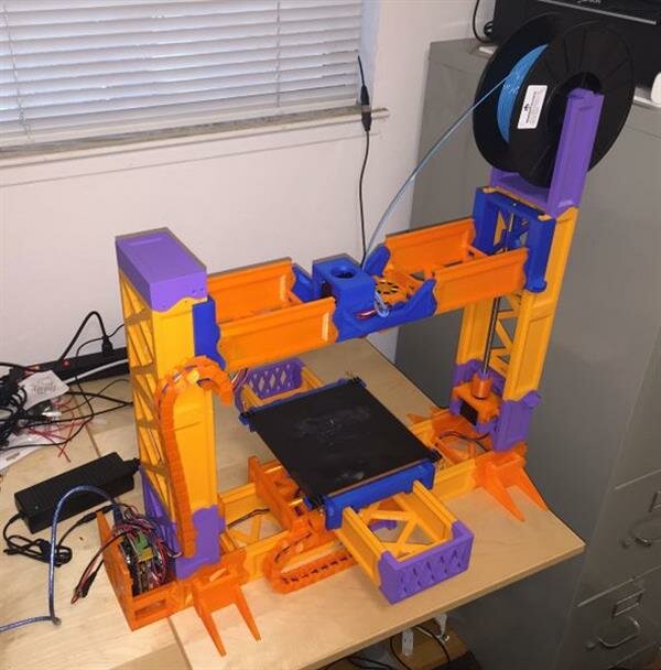 3D принтер Snappy распечатывает собственную копию